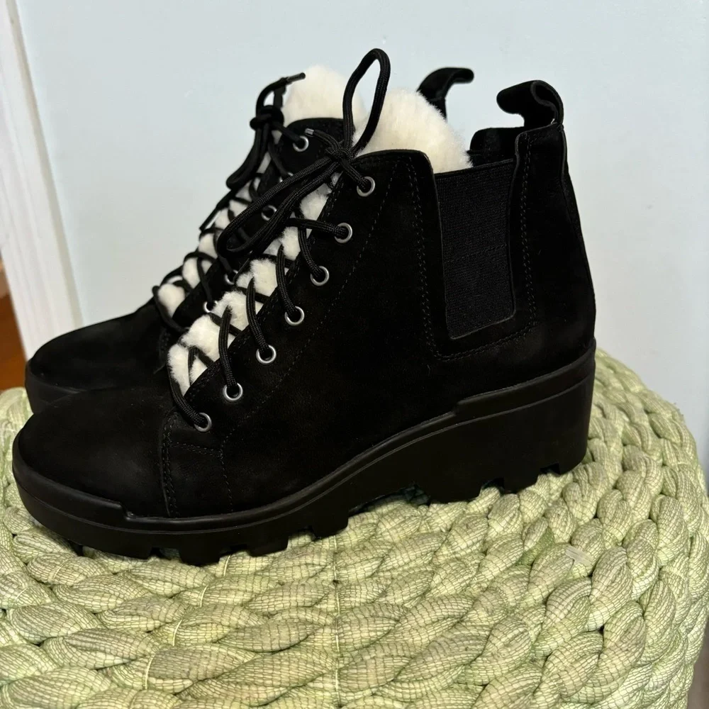 Eileen Fisher Calm Black Nubuck Cream Shearling Lace Up Lug Wedge Boots Size 7